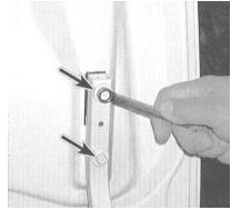 4. Выверните болты крепления петель к дверной сборке и при помощи ассистента