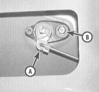 1. Откройте крышку багажника и отыщите отверстие доступа позади сборки заднего